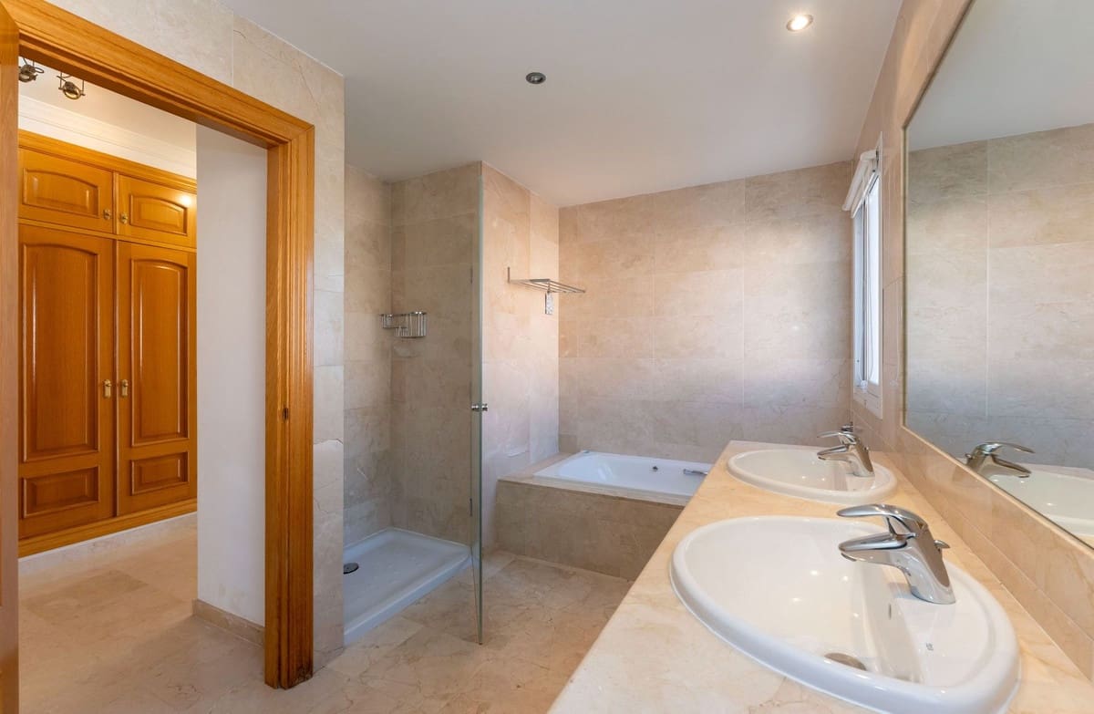 4 bedroom Villa for sale in Coin with garage - € 595,000 (Ref: 9503110)