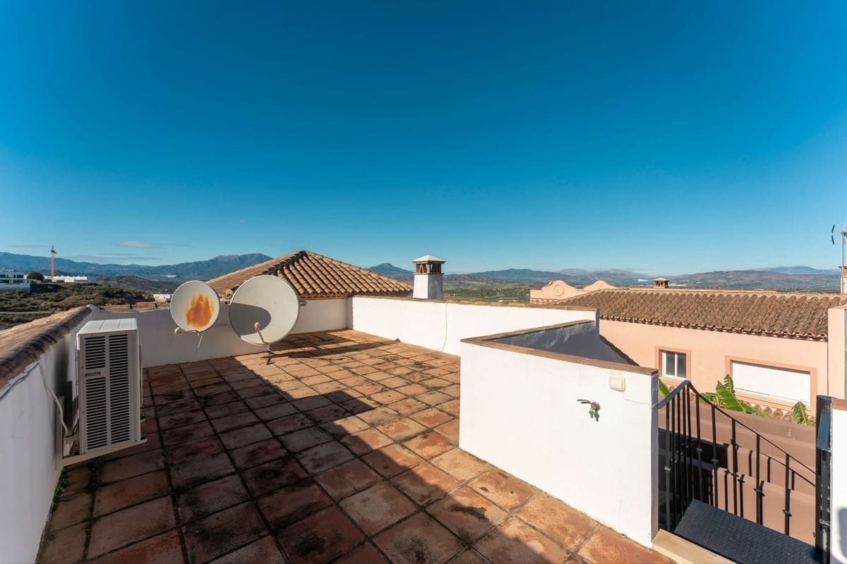 4 bedroom Villa for sale in Coin with garage - € 595,000 (Ref: 9503110)