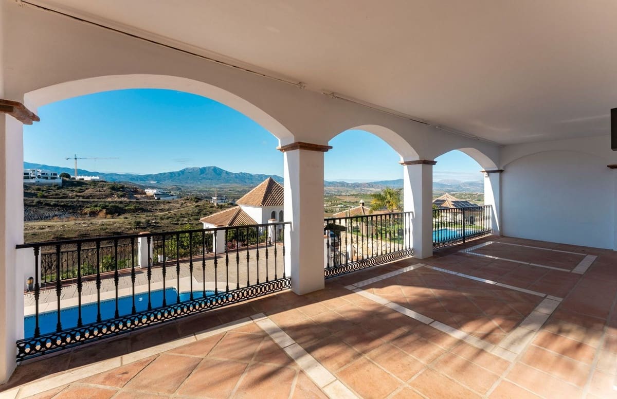 4 bedroom Villa for sale in Coin with garage - € 595,000 (Ref: 9503110)