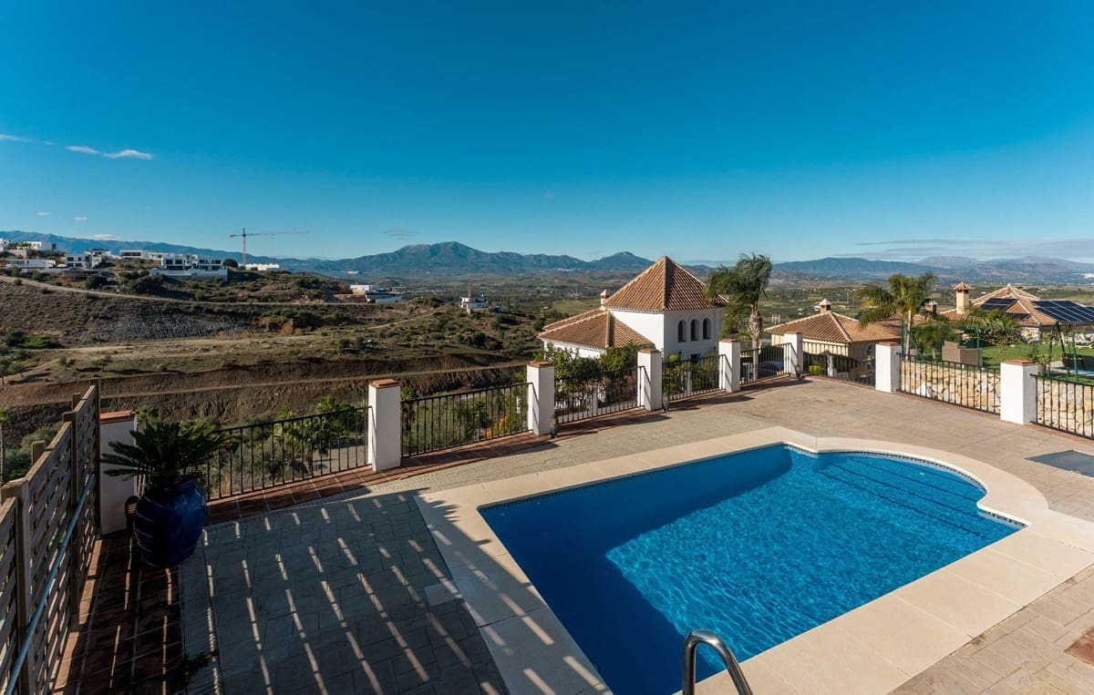 4 bedroom Villa for sale in Coin with garage - € 595,000 (Ref: 9503110)