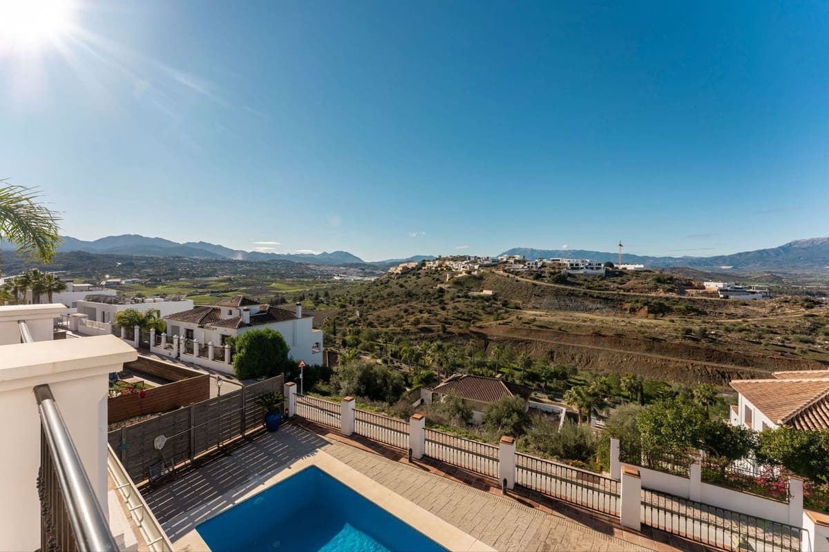 4 bedroom Villa for sale in Coin with garage - € 595,000 (Ref: 9503110)