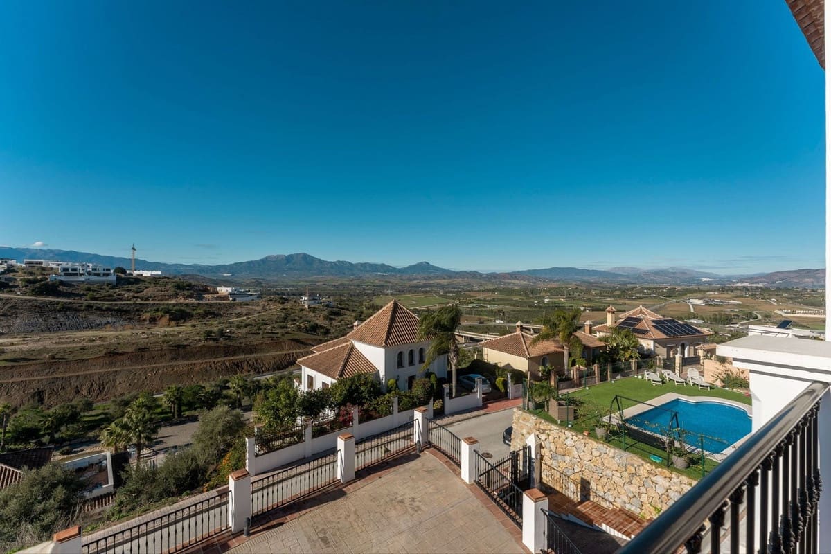 4 bedroom Villa for sale in Coin with garage - € 595,000 (Ref: 9503110)