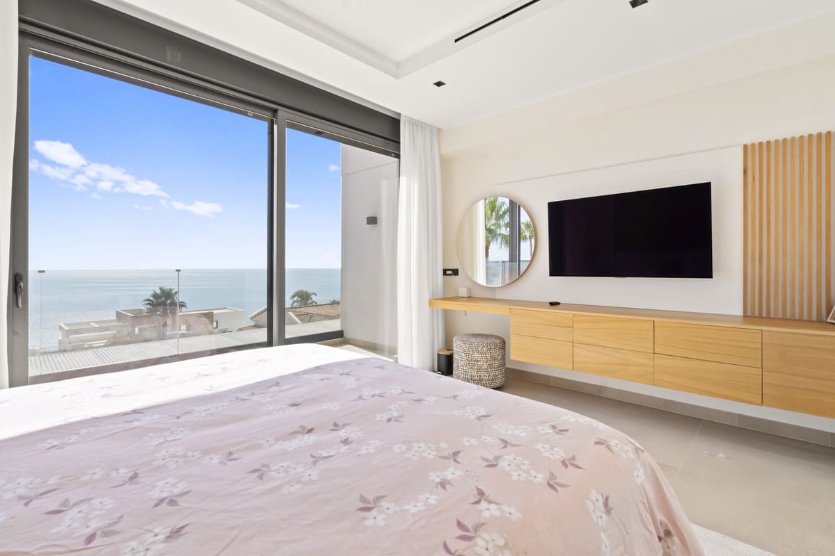 Chalet de 4 habitaciones en Manilva en venta con piscina - 2.495.000 € (Ref: 9503285)