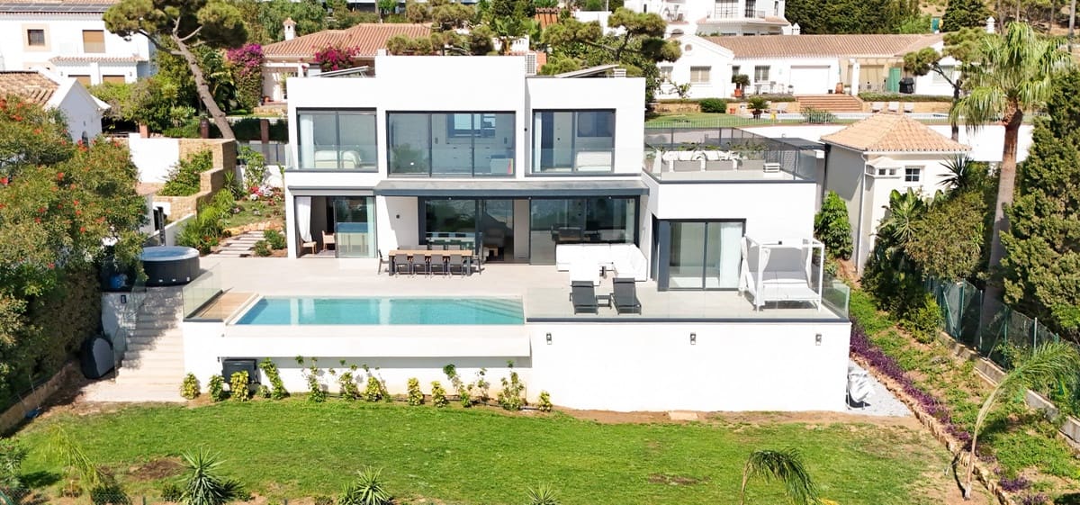 Chalet de 4 habitaciones en Manilva en venta con piscina - 2.495.000 € (Ref: 9503285)