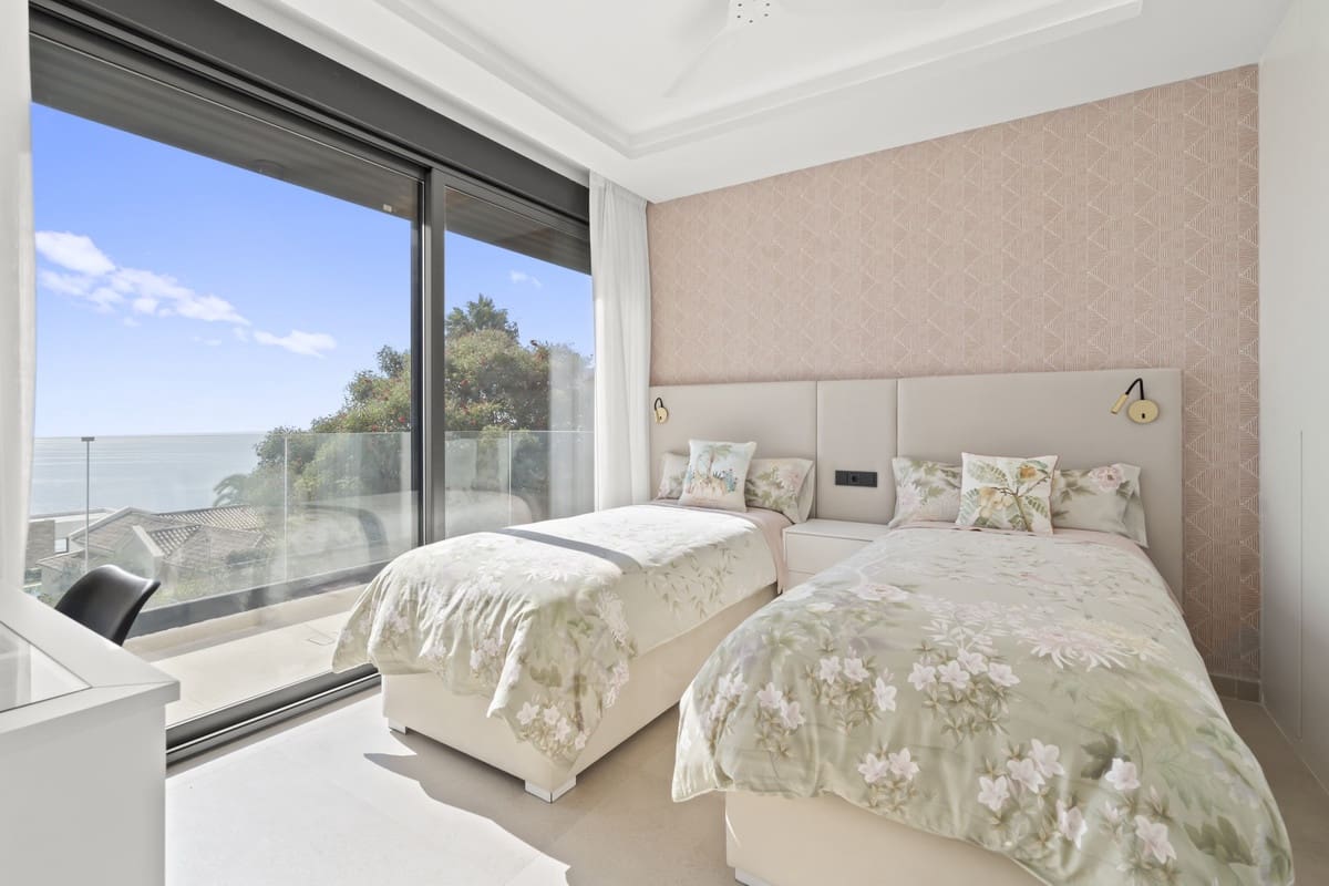 Chalet de 4 habitaciones en Manilva en venta con piscina - 2.495.000 € (Ref: 9503285)