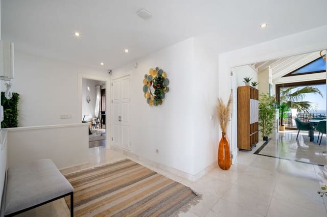 5 bedroom Villa for sale in El Paraiso, Estepona with garage - € 2,990,000 (Ref: 9503286)