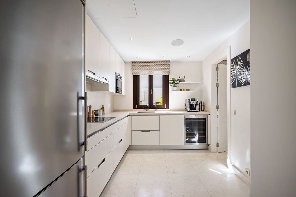 5 bedroom Villa for sale in El Paraiso with garage - € 2,990,000 (Ref: 9503286)