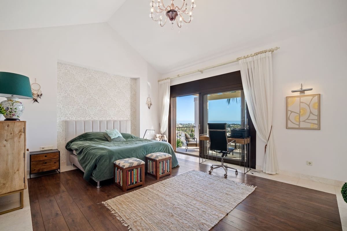 5 bedroom Villa for sale in El Paraiso with garage - € 2,990,000 (Ref: 9503286)