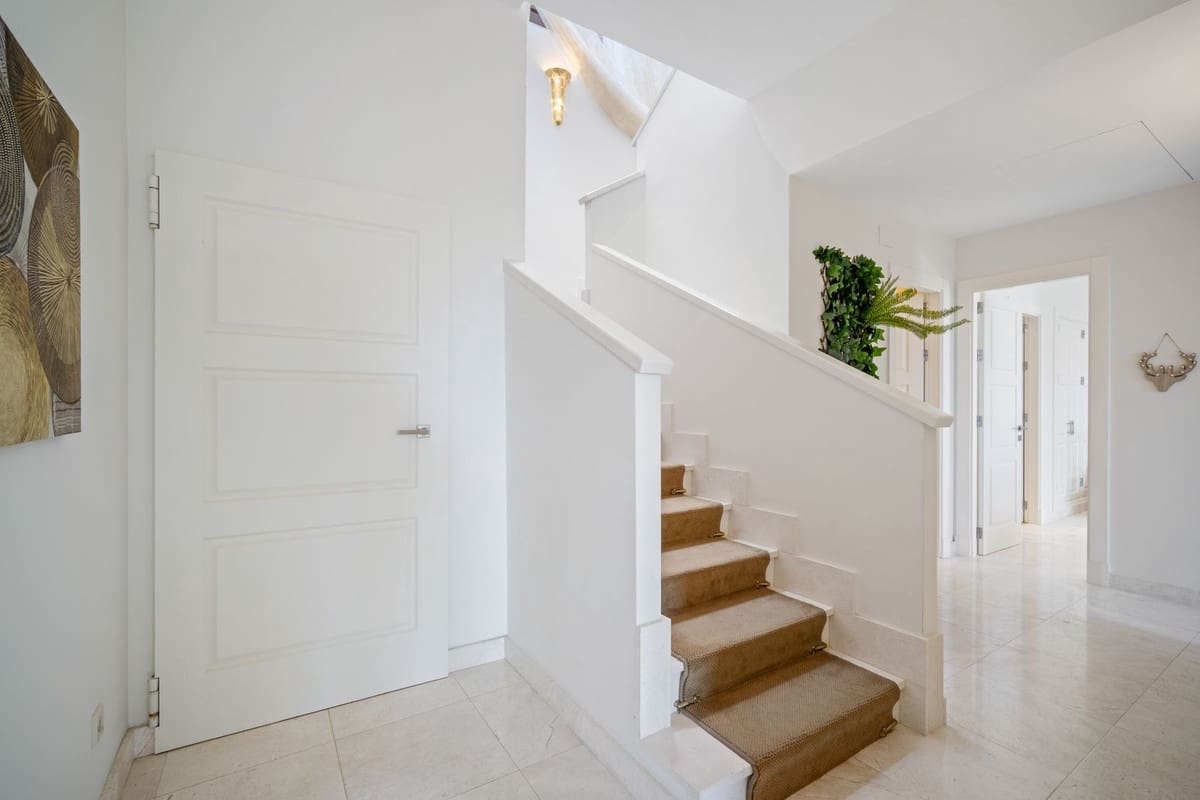 5 bedroom Villa for sale in El Paraiso with garage - € 2,990,000 (Ref: 9503286)