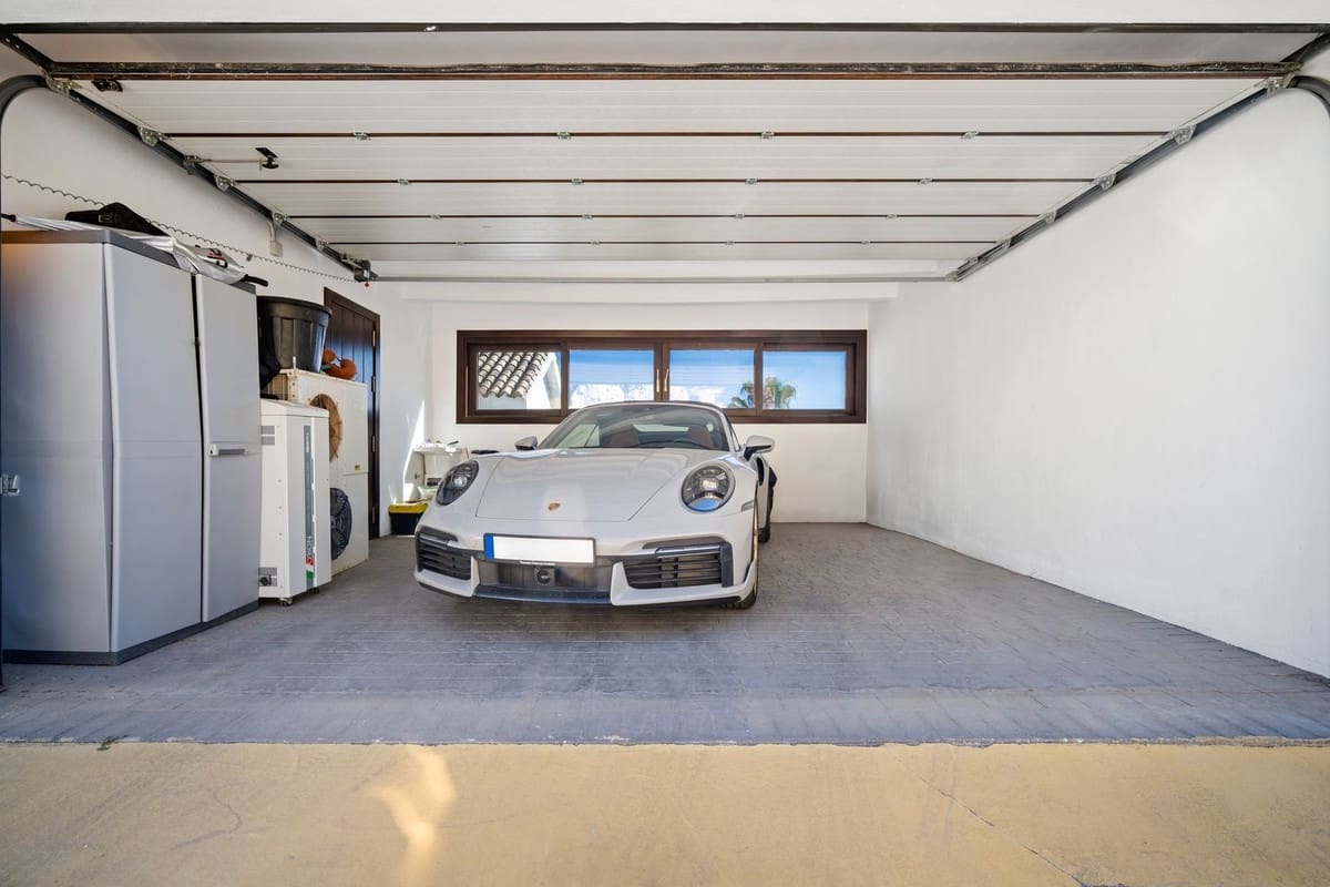 5 bedroom Villa for sale in El Paraiso with garage - € 2,990,000 (Ref: 9503286)