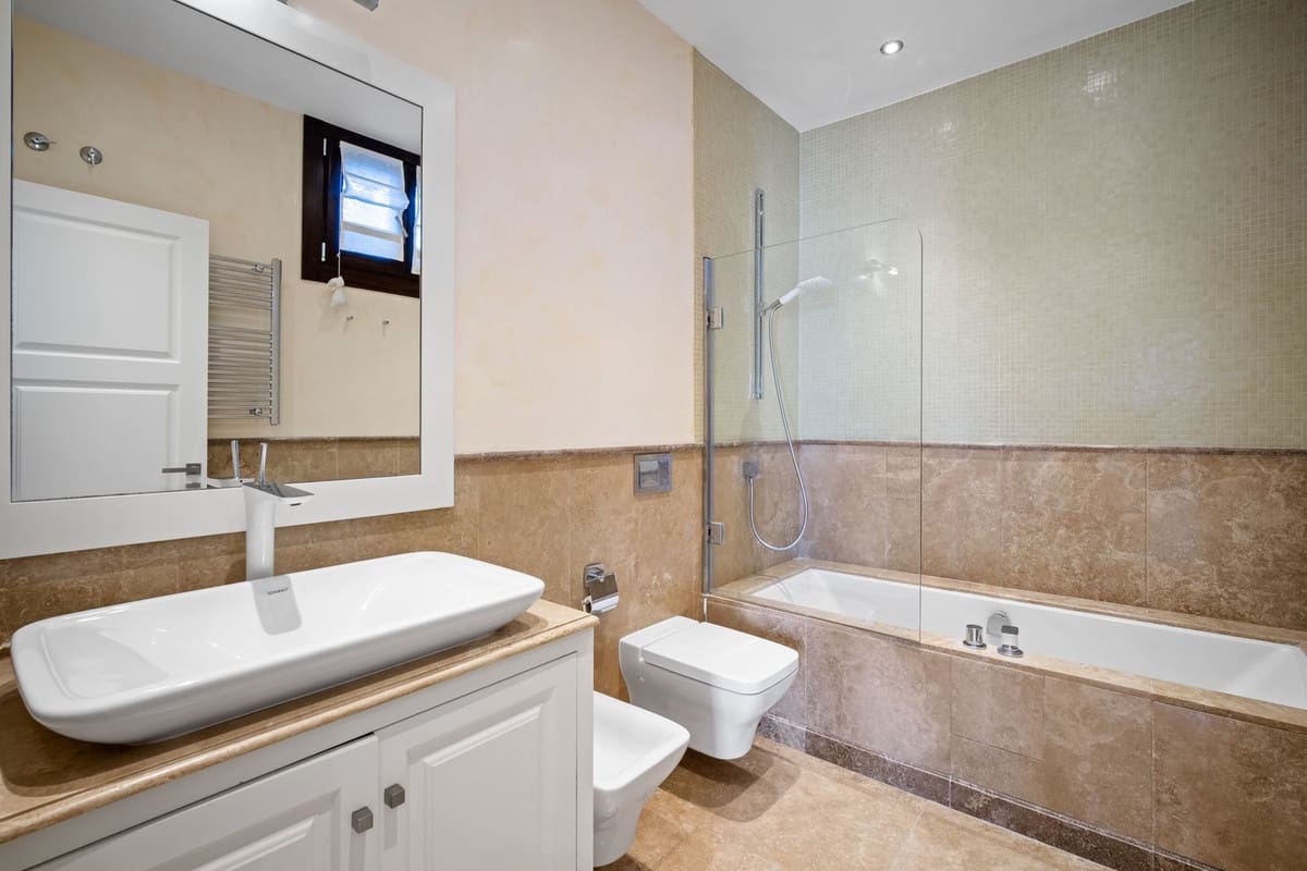 5 bedroom Villa for sale in El Paraiso with garage - € 2,990,000 (Ref: 9503286)