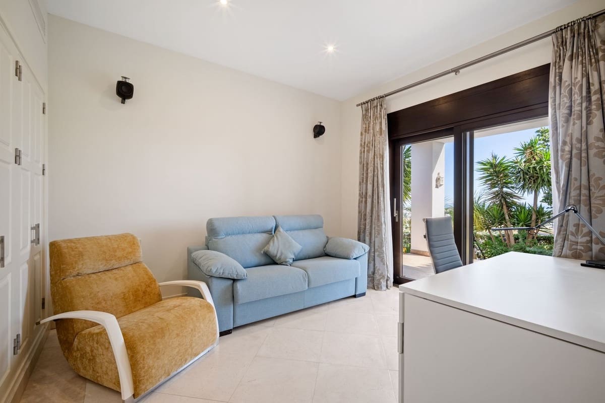 5 bedroom Villa for sale in El Paraiso with garage - € 2,990,000 (Ref: 9503286)