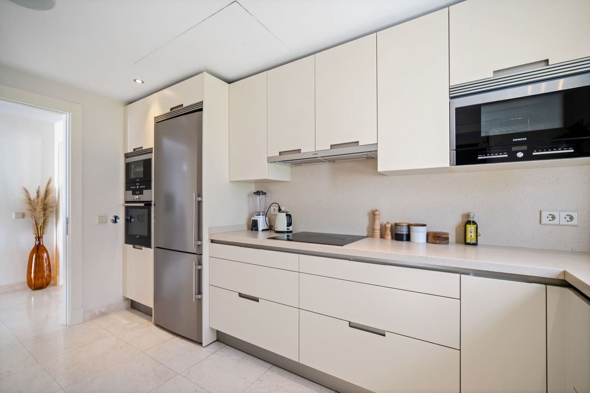 5 bedroom Villa for sale in El Paraiso with garage - € 2,990,000 (Ref: 9503286)