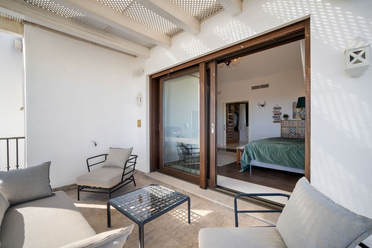 5 bedroom Villa for sale in El Paraiso with garage - € 2,990,000 (Ref: 9503286)