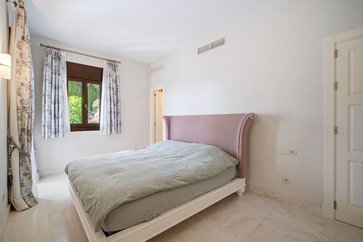 5 bedroom Villa for sale in El Paraiso with garage - € 2,990,000 (Ref: 9503286)