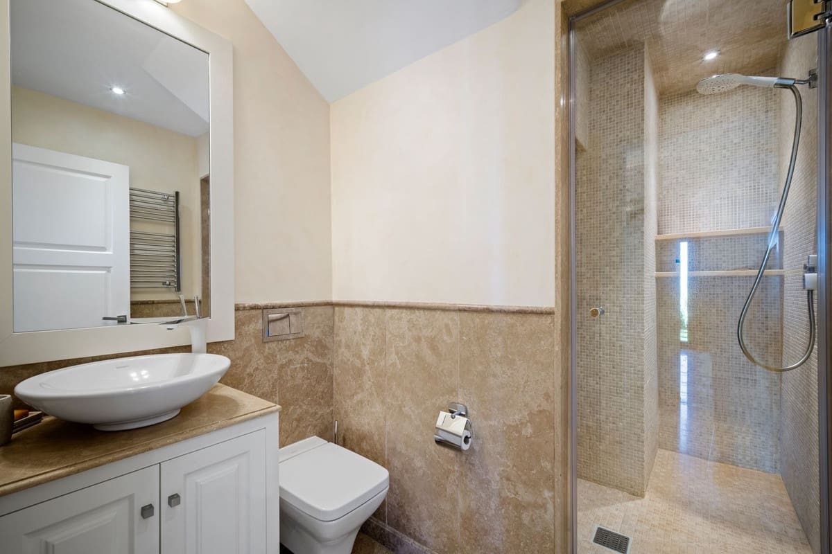 5 bedroom Villa for sale in El Paraiso with garage - € 2,990,000 (Ref: 9503286)