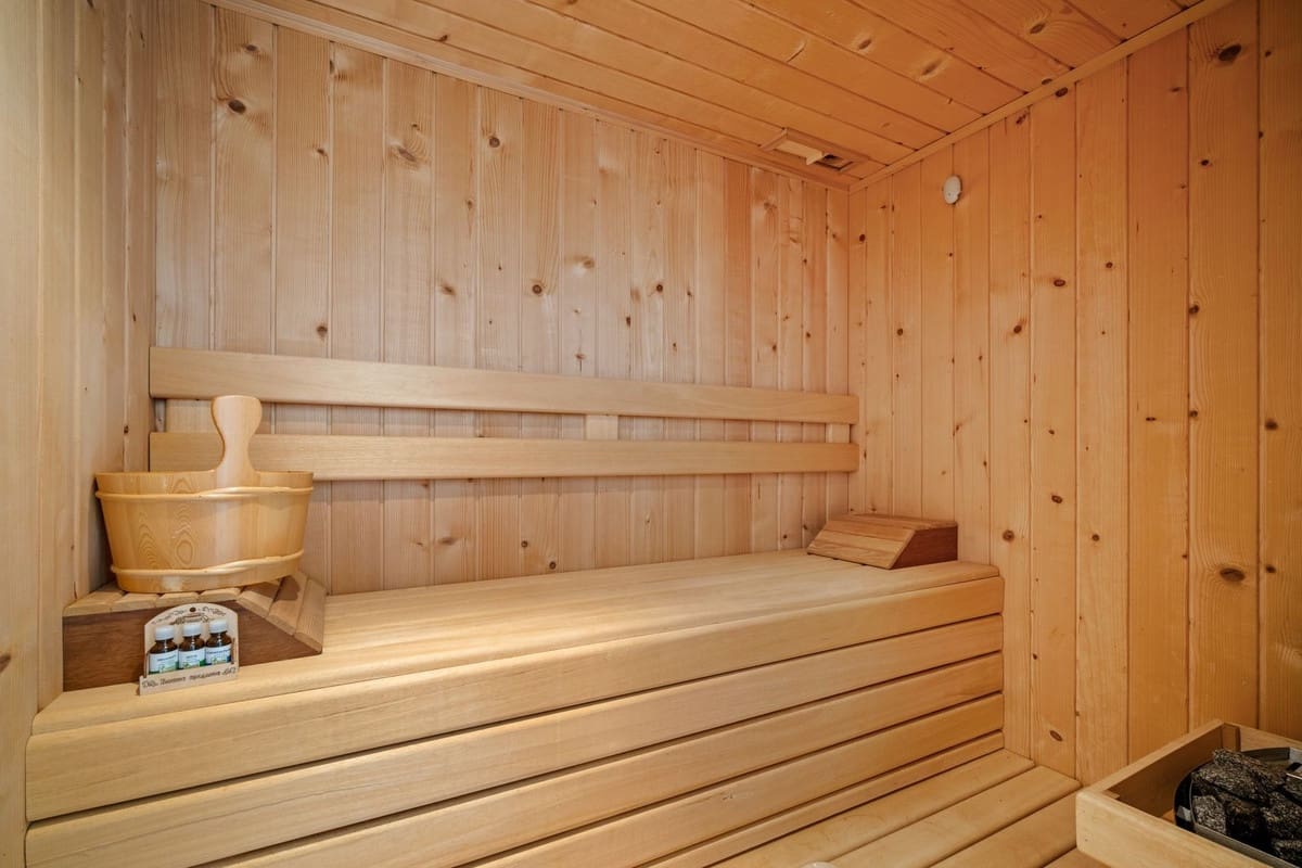 5 bedroom Villa for sale in El Paraiso with garage - € 2,990,000 (Ref: 9503286)