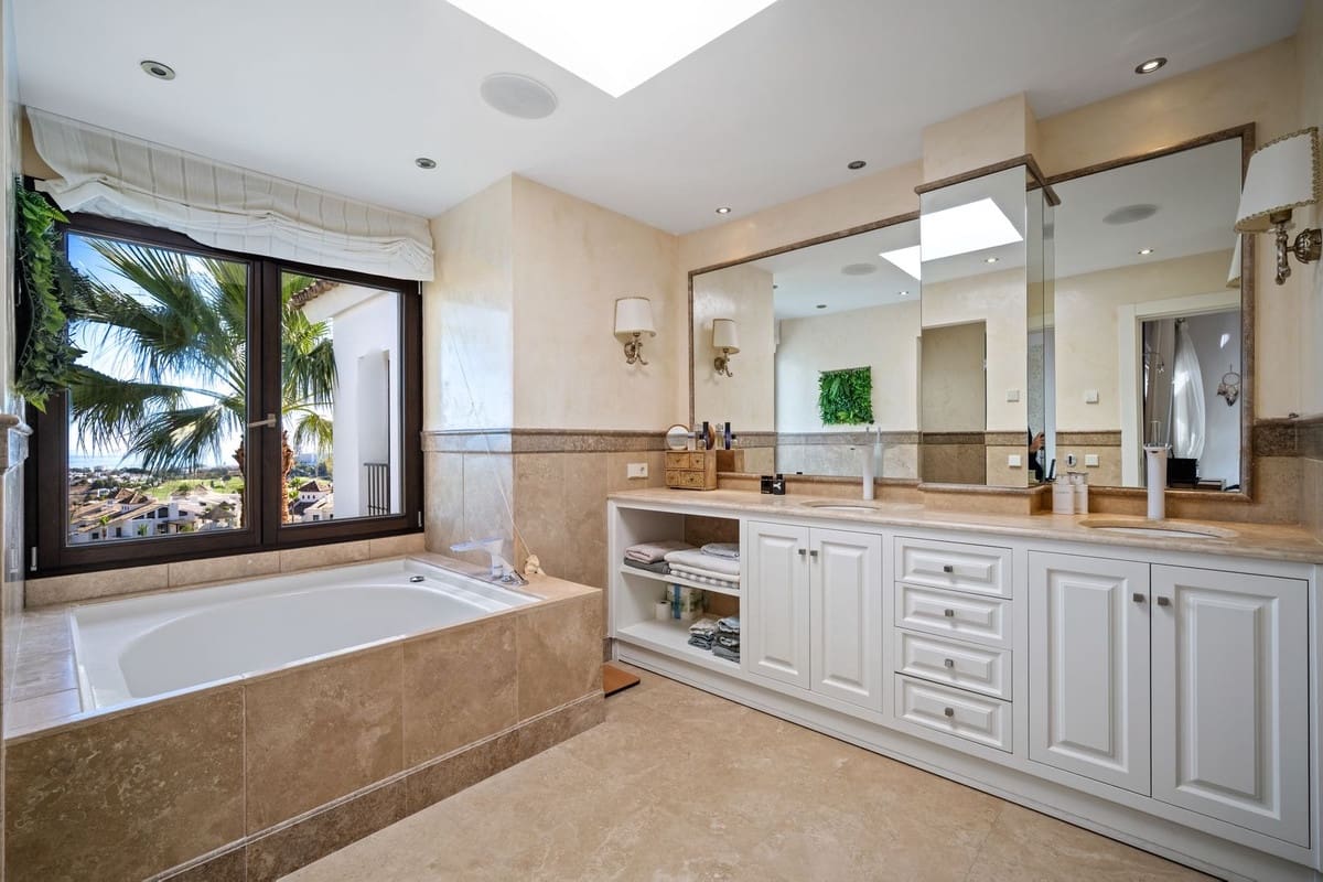 5 bedroom Villa for sale in El Paraiso with garage - € 2,990,000 (Ref: 9503286)