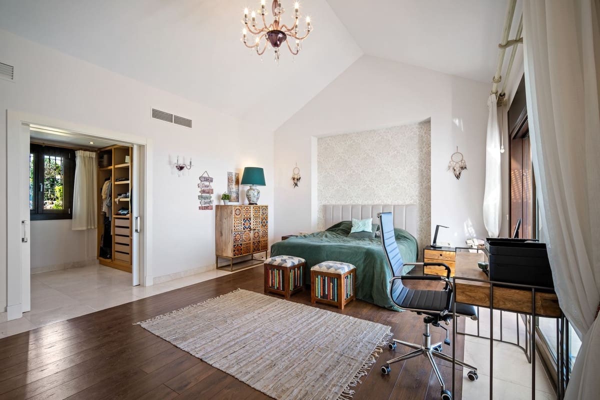 5 bedroom Villa for sale in El Paraiso with garage - € 2,990,000 (Ref: 9503286)