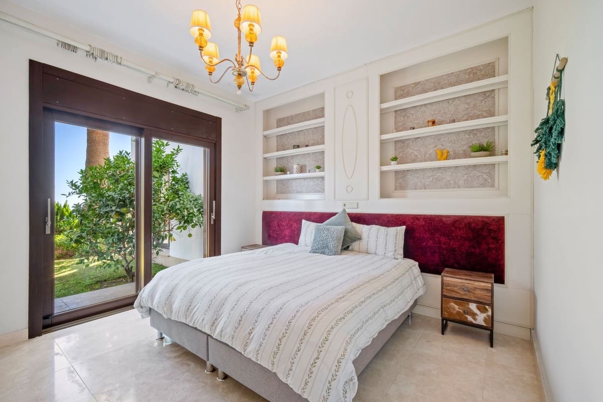 5 bedroom Villa for sale in El Paraiso with garage - € 2,990,000 (Ref: 9503286)