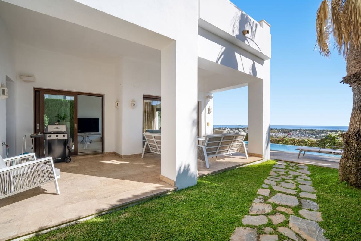 5 bedroom Villa for sale in El Paraiso with garage - € 2,990,000 (Ref: 9503286)