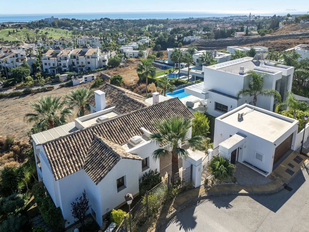 5 bedroom Villa for sale in El Paraiso with garage - € 2,990,000 (Ref: 9503286)