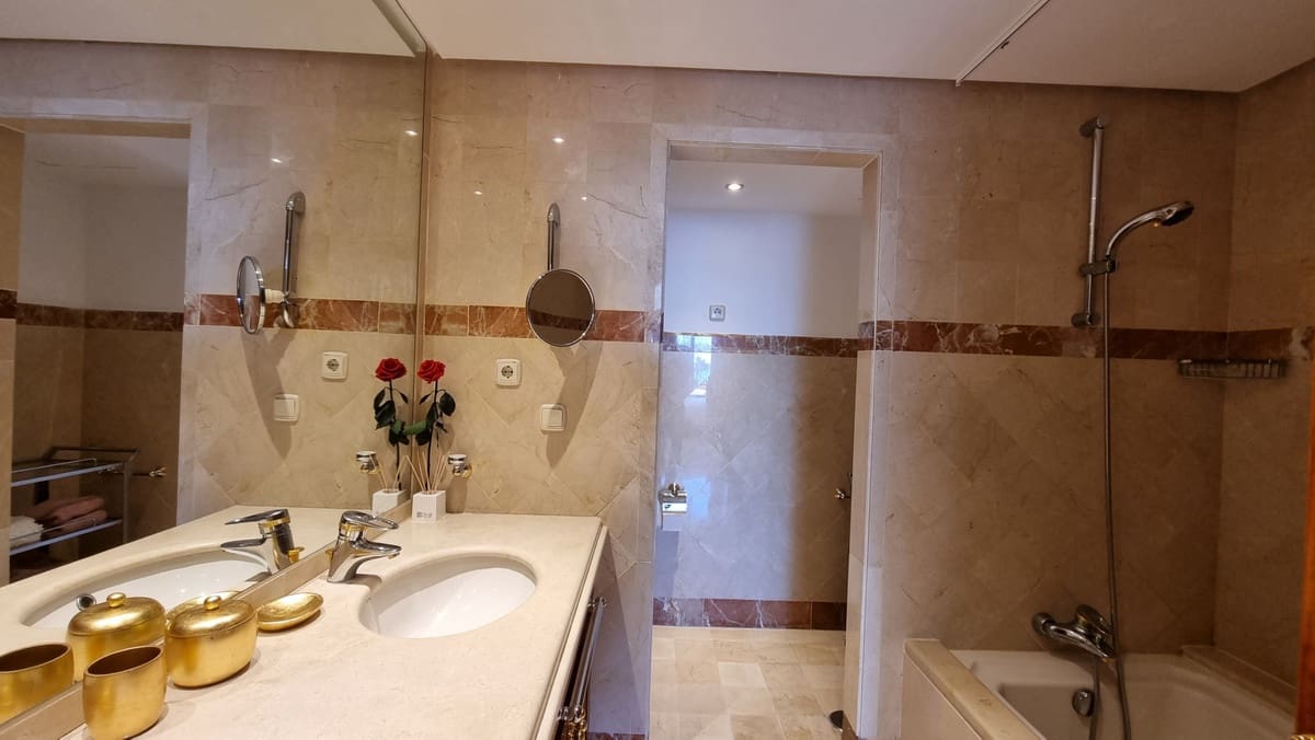 2 soveværelse Lejlighed til salg i Estepona - € 1.475.000 (Ref: 9524837)