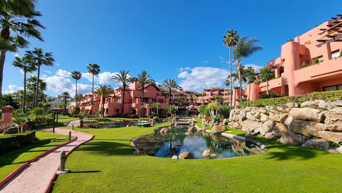 2 soveværelse Lejlighed til salg i Estepona - € 1.475.000 (Ref: 9524837)