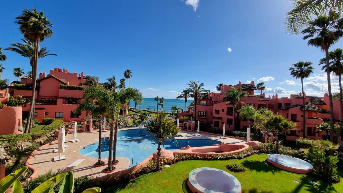 2 soveværelse Lejlighed til salg i Estepona - € 1.475.000 (Ref: 9524837)