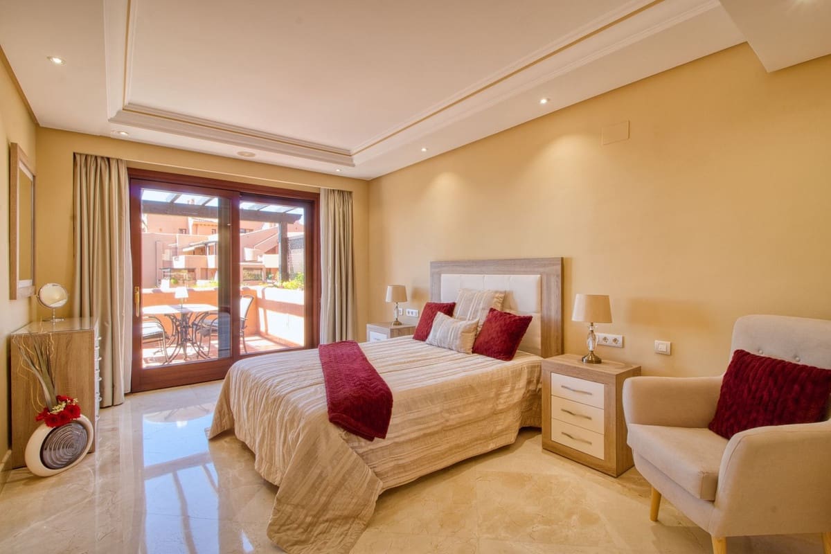 Apartamento de 2 habitaciones en Estepona en venta - 850.000 € (Ref: 9524838)