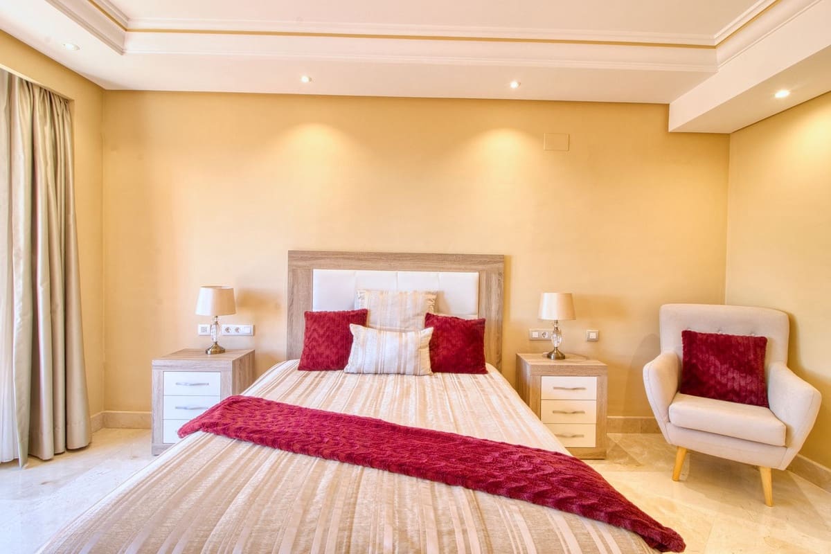 Apartamento de 2 habitaciones en Estepona en venta - 850.000 € (Ref: 9524838)