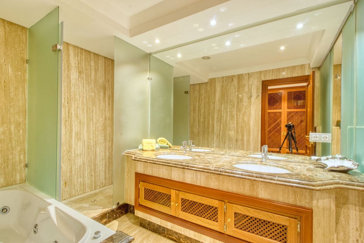 Apartamento de 2 habitaciones en Estepona en venta - 850.000 € (Ref: 9524838)