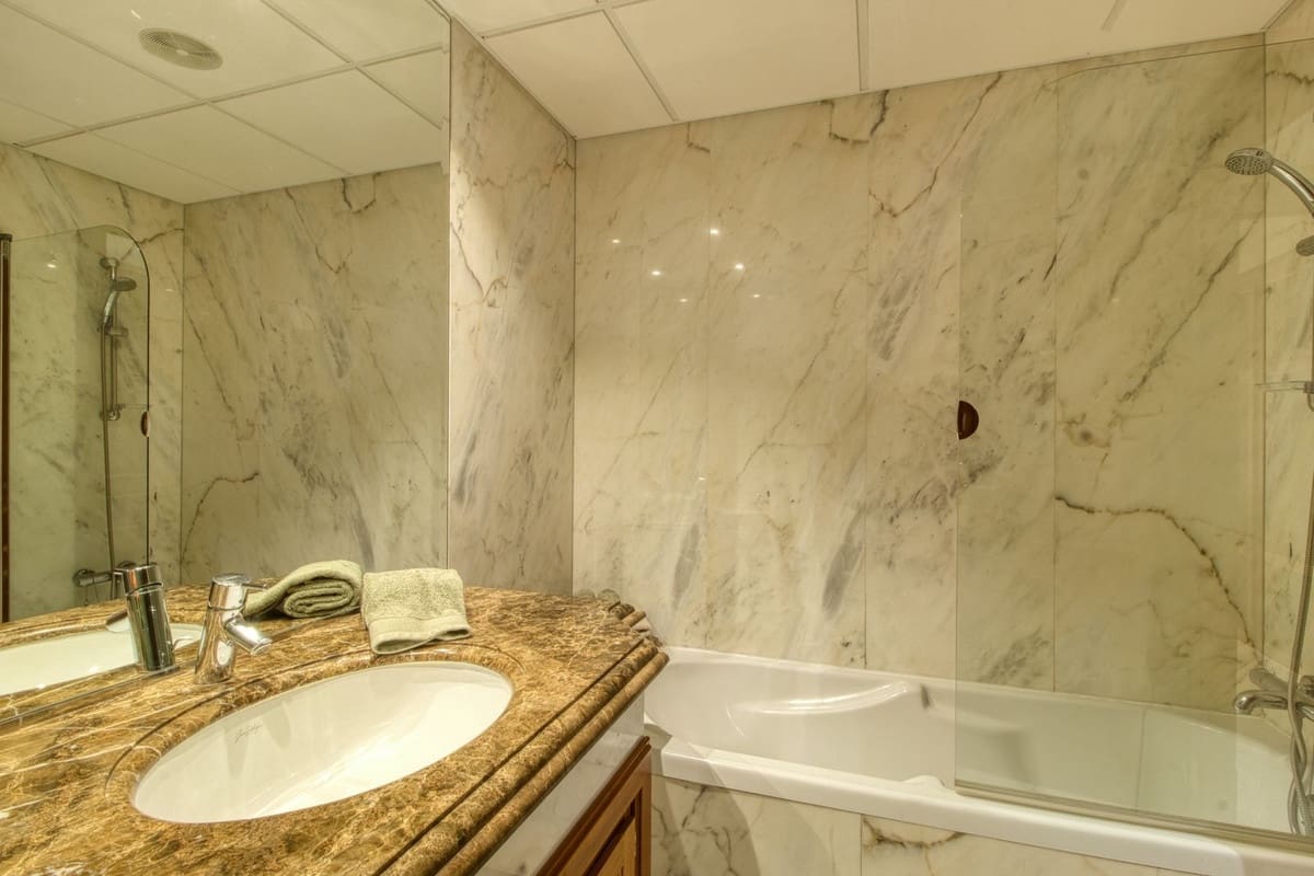 Apartamento de 2 habitaciones en Estepona en venta - 850.000 € (Ref: 9524838)