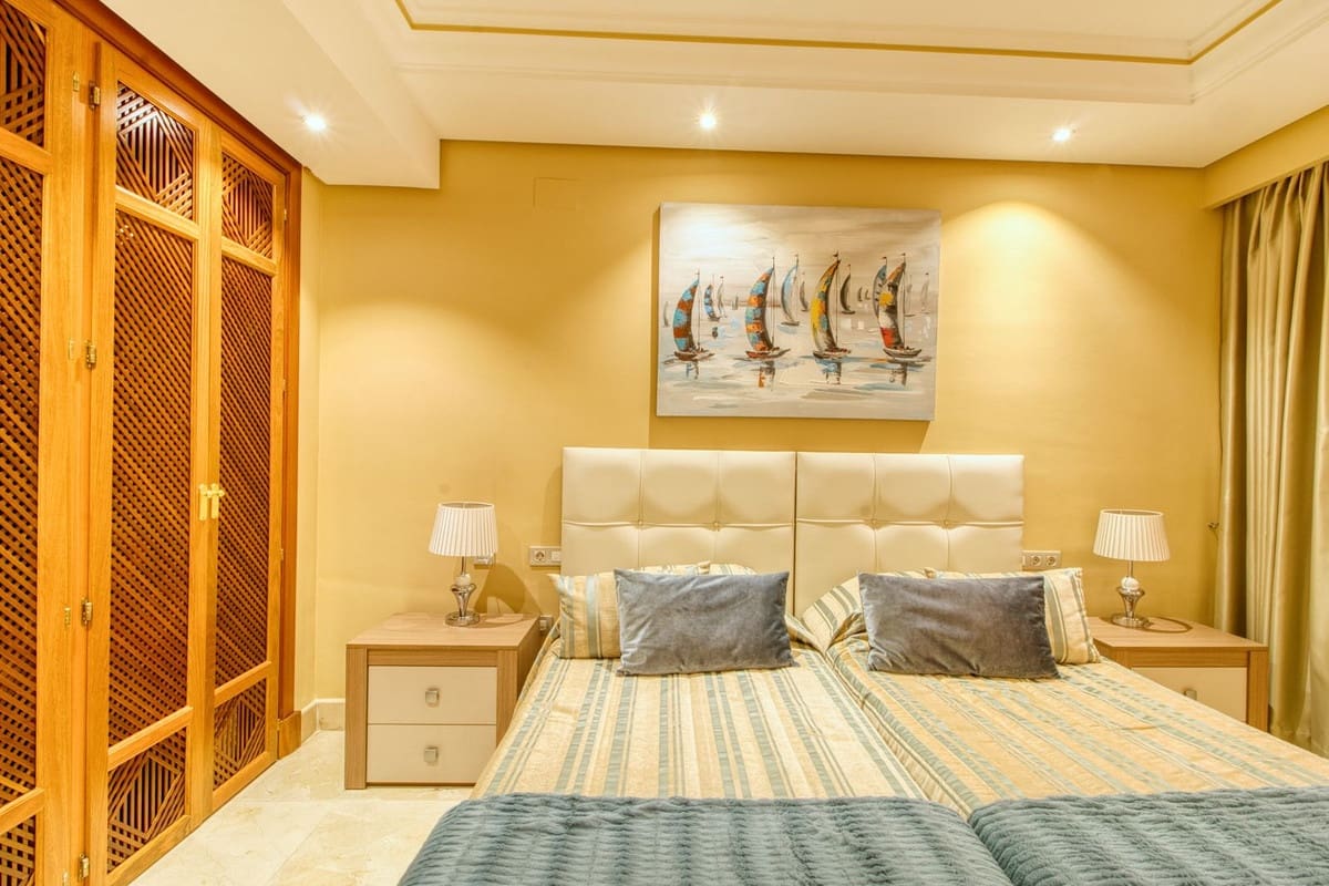 Apartamento de 2 habitaciones en Estepona en venta - 850.000 € (Ref: 9524838)