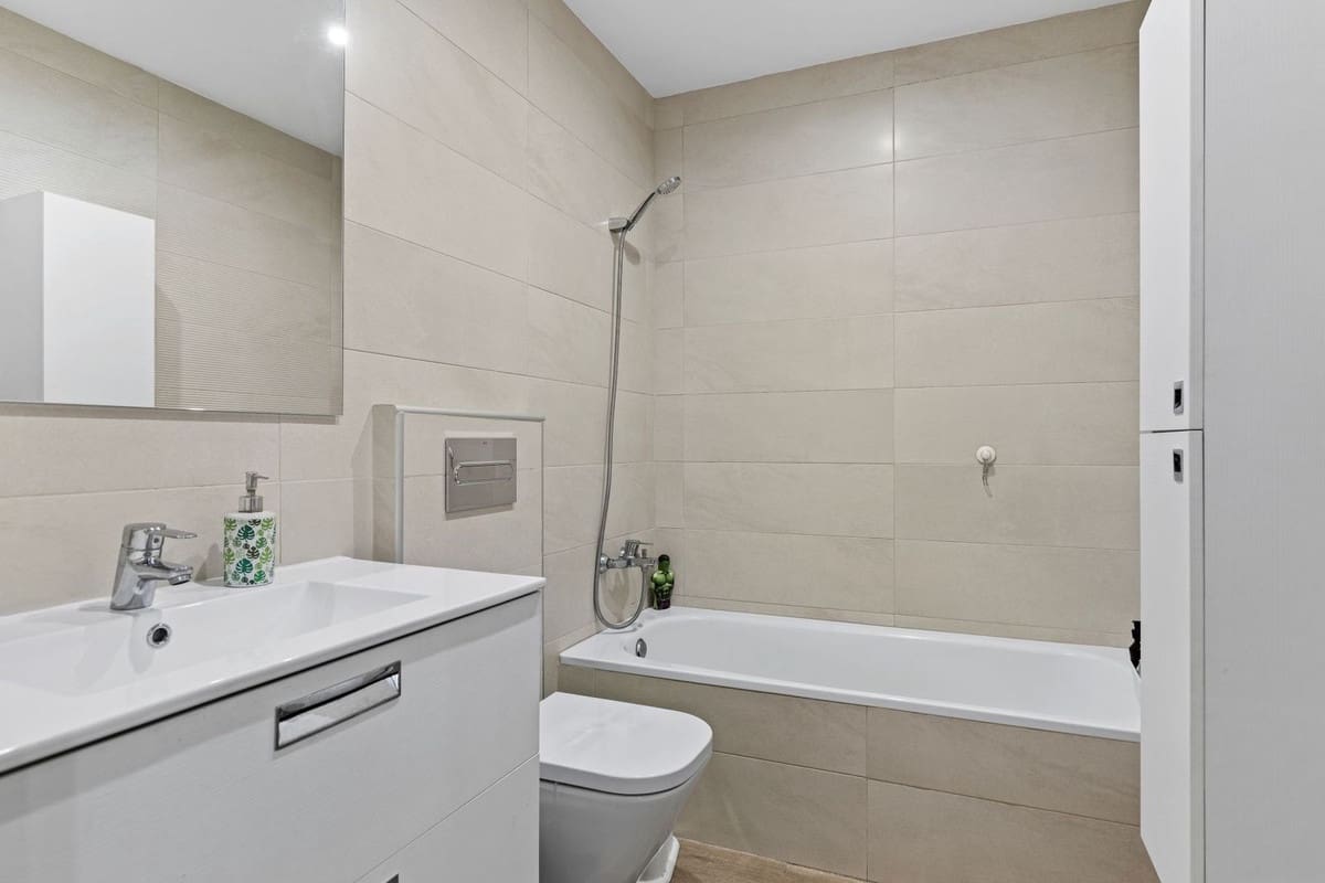 4 sovrum Villa till salu i Estepona med garage - 899 000 € (Ref: 9524843)