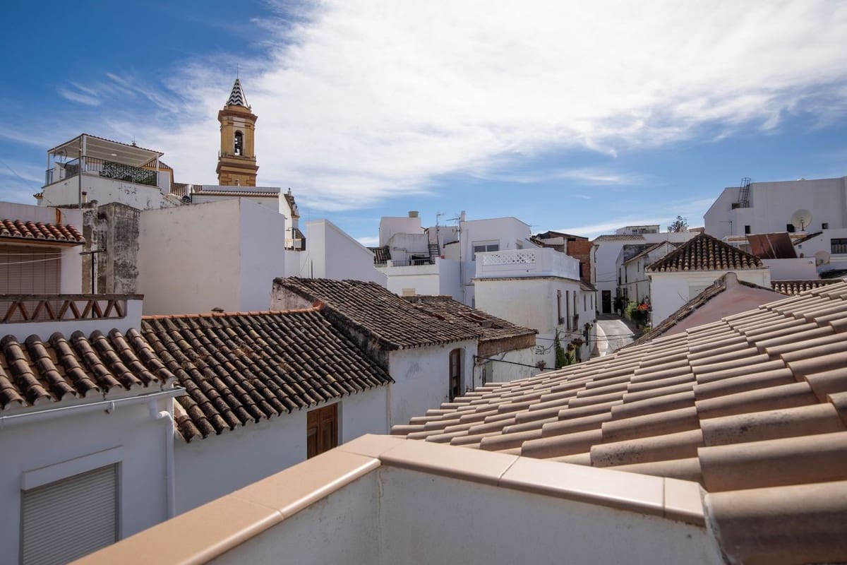 4 sovrum Villa till salu i Estepona med garage - 899 000 € (Ref: 9524843)