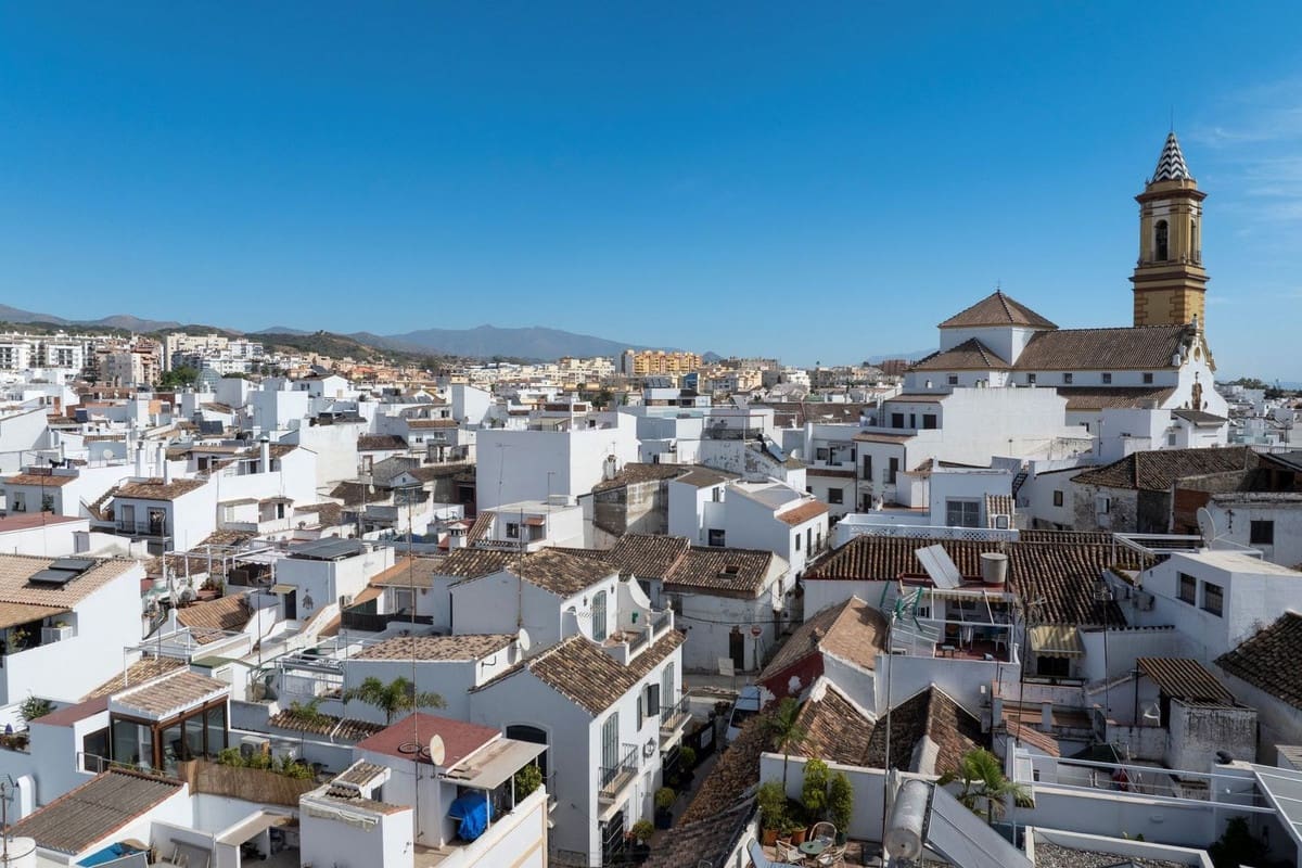 4 makuuhuone Huvila myytävänä paikassa Estepona mukana 
autotalli - 850 000 € (Ref: 9524843)