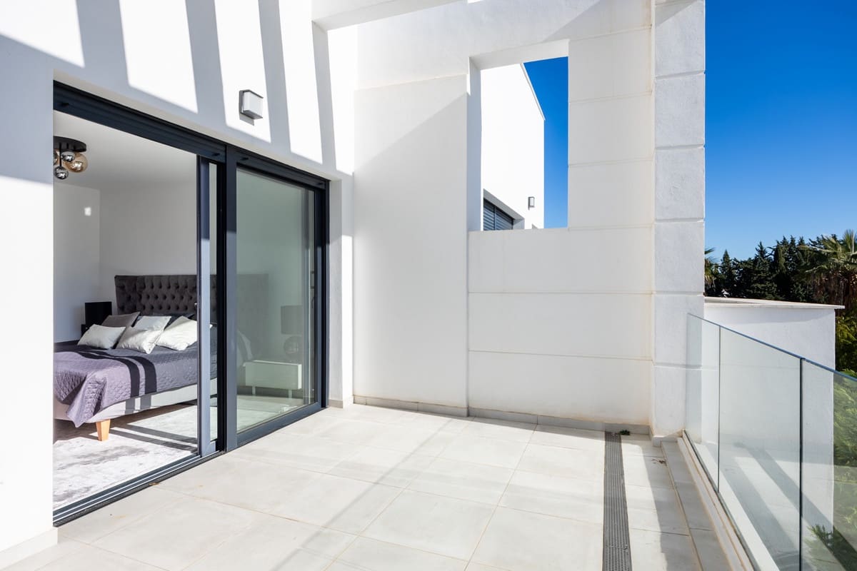 3 bedroom Townhouse for sale in Estepona - € 899,000 (Ref: 9524844)