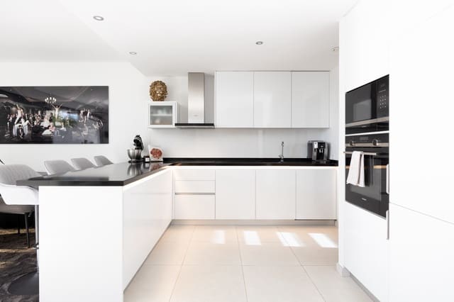 3 bedroom Townhouse for sale in Estepona - € 899,000 (Ref: 9524844)