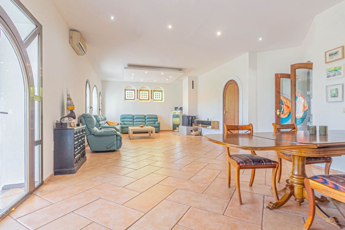 5 bedroom Villa for sale in Sotogrande with garage - € 975,000 (Ref: 9524851)