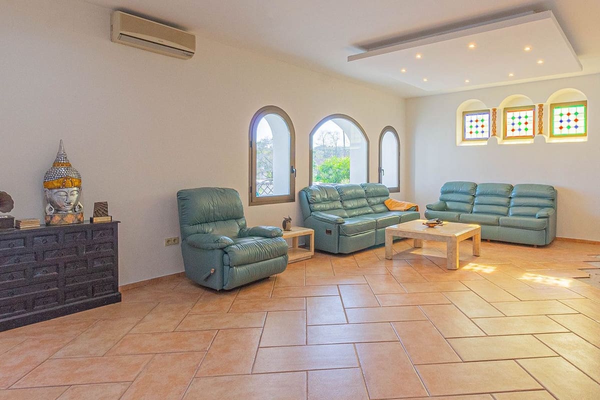 5 bedroom Villa for sale in Sotogrande with garage - € 975,000 (Ref: 9524851)