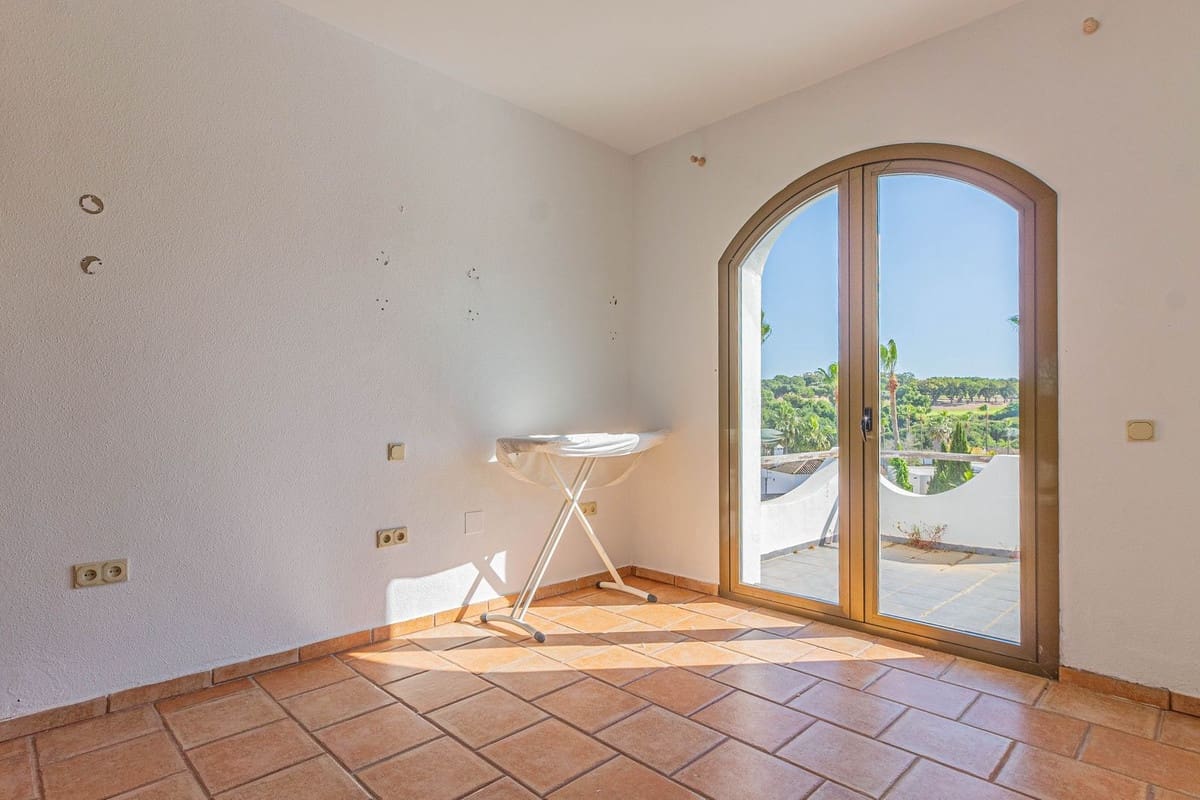 5 bedroom Villa for sale in Sotogrande with garage - € 975,000 (Ref: 9524851)