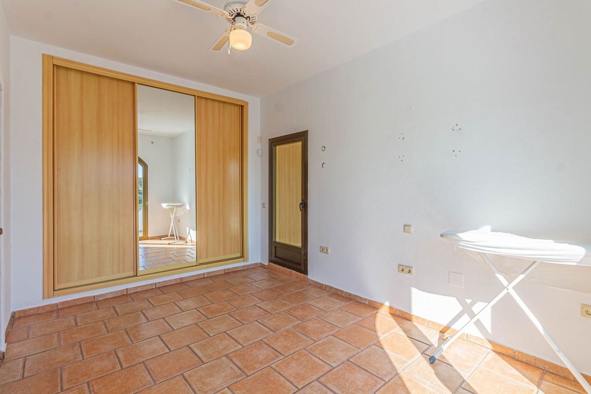 5 bedroom Villa for sale in Sotogrande with garage - € 975,000 (Ref: 9524851)