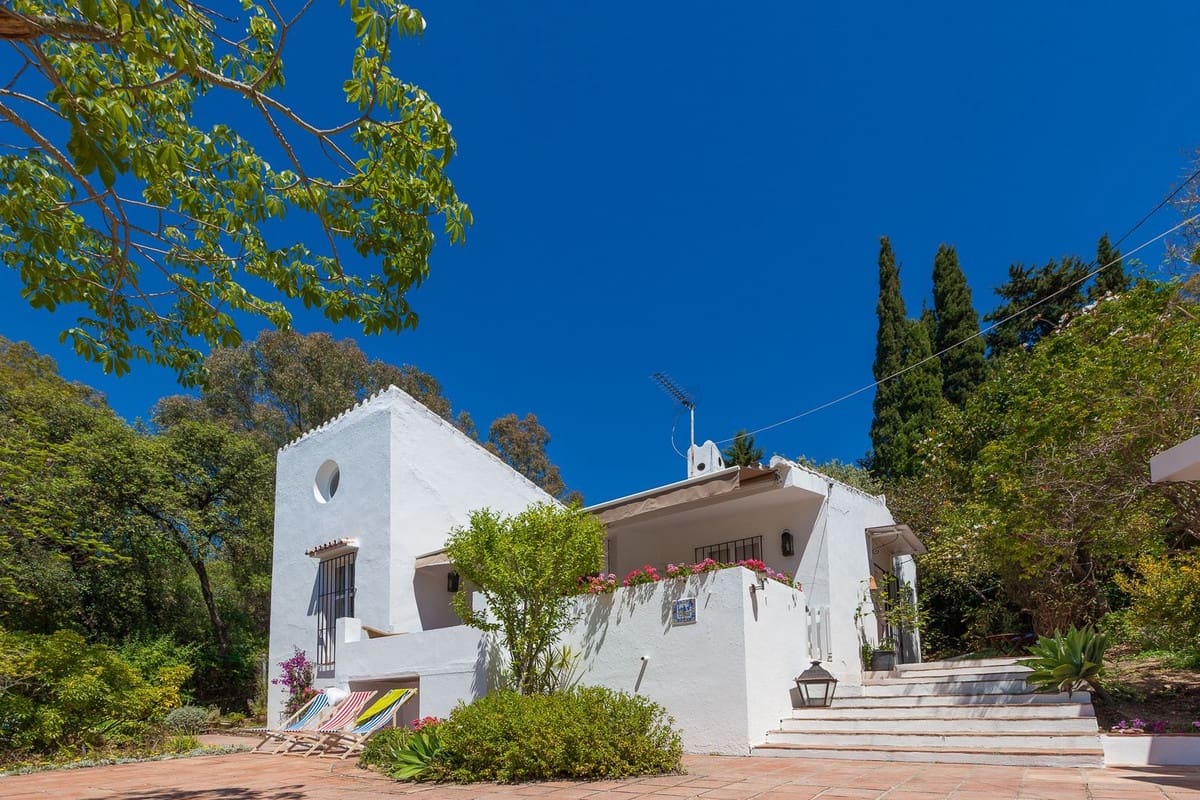 3 bedroom Villa for sale in Estepona with garage - € 795,000 (Ref: 9524853)