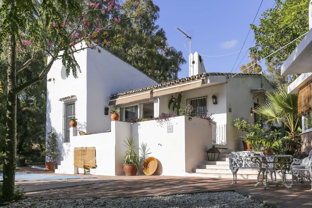 3 bedroom Villa for sale in Estepona with garage - € 795,000 (Ref: 9524853)