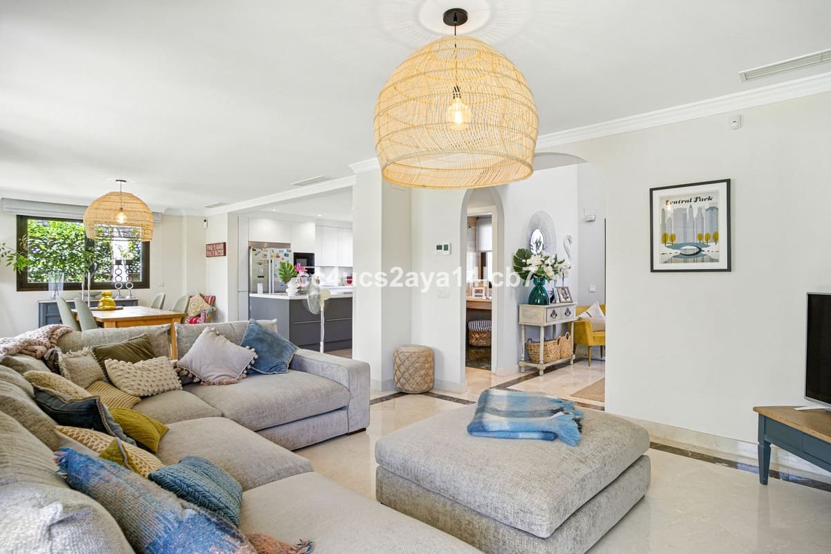 3 sovrum Villa till salu i Estepona - 945 000 € (Ref: 9524854)