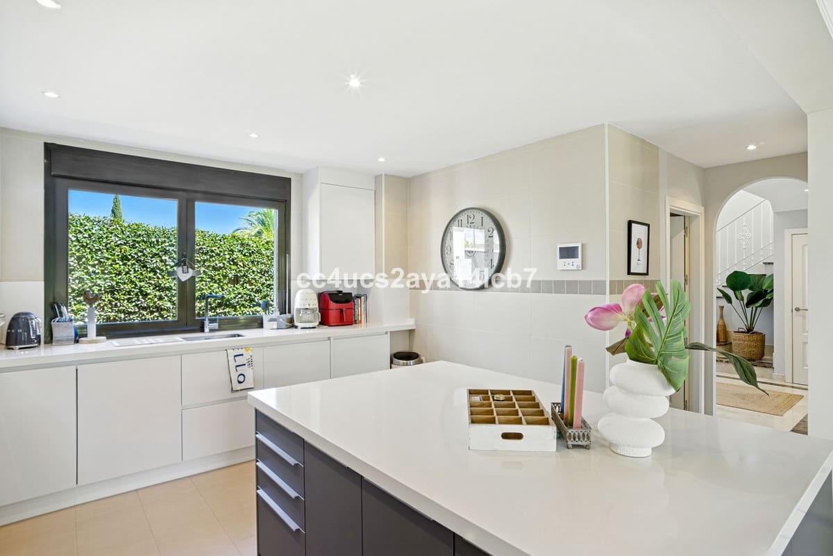 3 bedroom Villa for sale in Estepona - € 945,000 (Ref: 9524854)