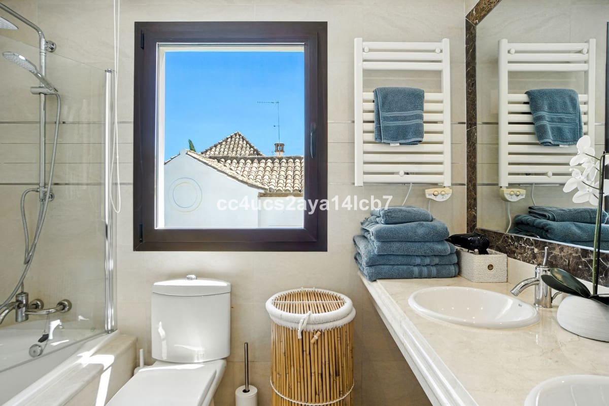 3 bedroom Villa for sale in Estepona - € 945,000 (Ref: 9524854)