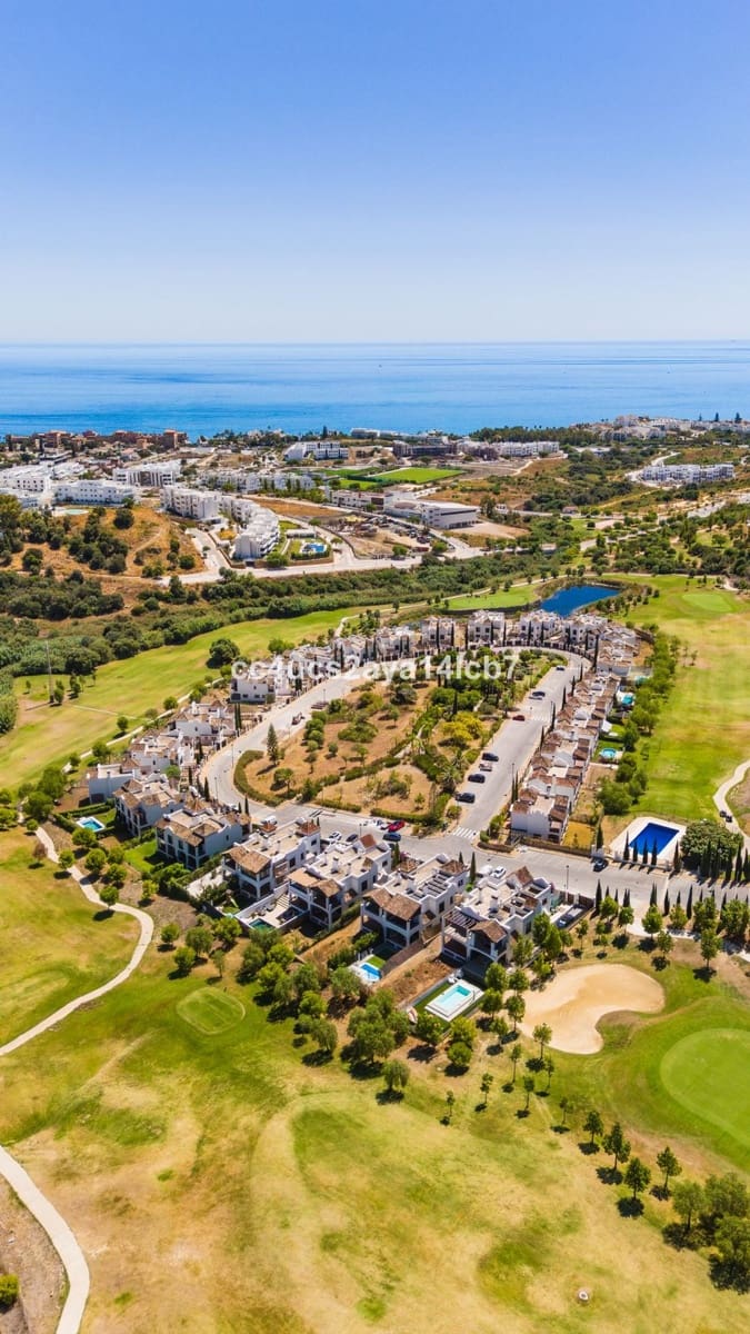 3 bedroom Villa for sale in Estepona - € 945,000 (Ref: 9524854)