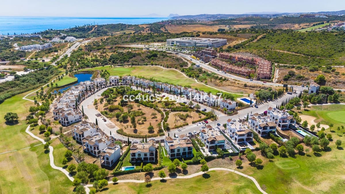 3 bedroom Villa for sale in Estepona - € 945,000 (Ref: 9524854)